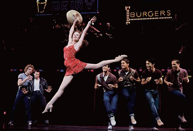 빌리 조엘의 히트곡을 엮어 만든 뮤지컬 ‘무빙 아웃’의 한 장면./ 플레이빌