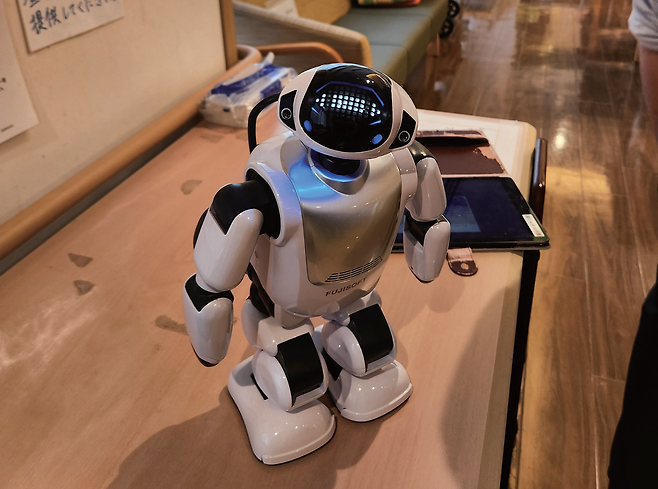 모리노 이야시 하우스에 있는 대화형 로봇./ 최인한