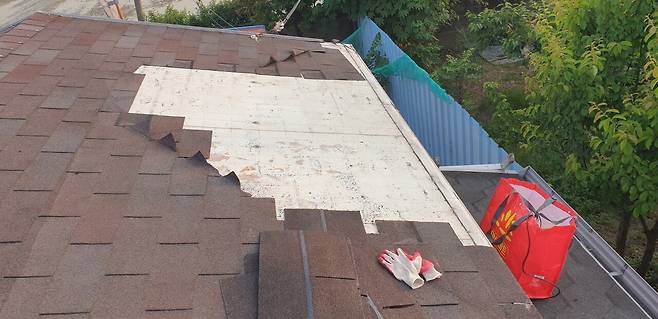 20250530_185328.jpg 주택 지붕 타일 보수작업 좀 했습니다