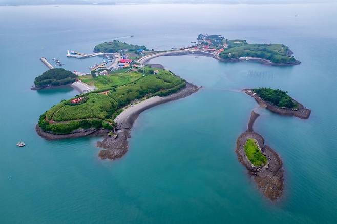 남당항에서 배로 10분 거리에 있는 죽도