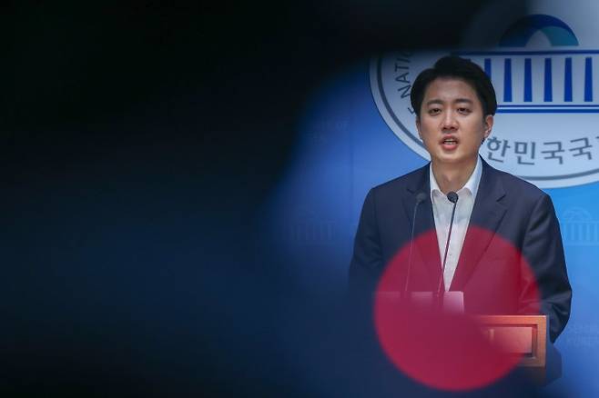 이준석 개혁신당 대통령 후보가 30일 오후 서울 여의도 국회 소통관에서 민주당, 조국혁신당, 진보당, 기본소득당, 사회민주당 의원들이 자신을 국회에서 제명시키는 징계안을 제출한 것과 관련 긴급 기자회견을 하고 있다. 사진=뉴스1