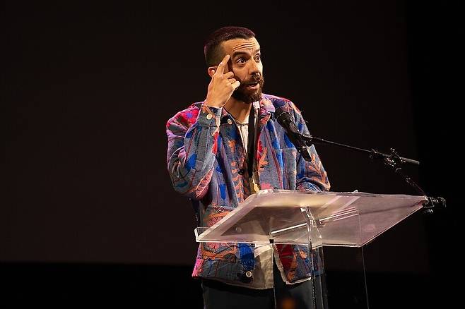 이란 출생 미국계 시인 카베 악바르는 2017년 트럼프 대통령의 ‘무슬림 입국 금지’ 조치에 맞서 그 대상이 되는 시인들의 시를 모아 대중들에게 알렸다. 사진은 소설 ‘순교자!’로 지난해 전미도서상 최종 후보에 오른 작가의 행사 때 모습. 위키미디어 코먼스