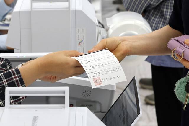 제21대 대통령선거 사전투표 첫날인 29일 오전 경기 화성시 동탄9동 행정복지센터에서 유권자들이 투표용지를 받고 있다. 김영원 기자 forever@hani.co.kr