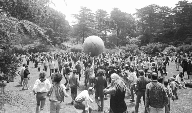 1967년 6월 미국 샌프란시스코 골든게이트파크 한편에서 거대한 지구본을 들고 환호하는 '사랑의 여름(Summer of Love)' 참가자들. AP 연합뉴스