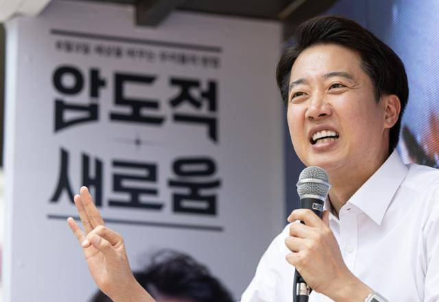 이준석 개혁신당 대선 후보가 29일 오후 경기 성남시 분당구 판교유스페이스 야외광장에서 시민들에게 지지를 호소하고 있다. 뉴스1