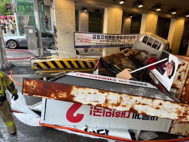 30일 오전 서울 용산구 갈월지하차도에 진입한 김문수 국민의힘 대선후보 선거 유세차량이 전복되는 사고가 발생했다. 이 사고로 차량에 설치된 발전기에 화재가 발생해 소방당국이 진화 작업을 벌였다. 뉴스1