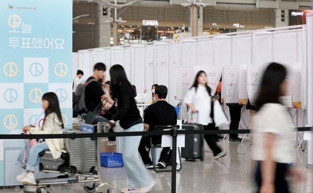제21대 대통령선거 사전투표 둘째 날인 30일 인천국제공항에서 여행객들이 투표를 마치고 출국하고 있다. 뉴스1