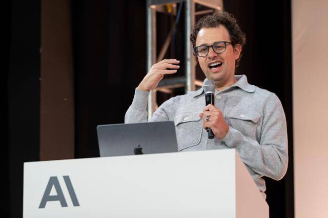 다리오 아모데이 앤스로픽 최고경영자가 22일 미국 캘리포니아주 샌프란시스코 모처에서 열린 개발자 대회에서 최신 인공지능 모델 클로드4 등을 발표하고 있다. 샌프란시스코=AP 연합뉴스