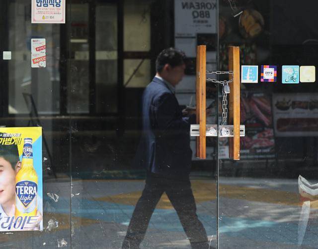 22일 서울 시내 한 폐업한 식당의 문이 굳게 잠겨 있다. 연합뉴스