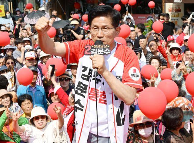 김문수 국민의힘 대선 후보가 30일 충북 충주시 젊음의 거리에서 열린 유세에서 지지를 호소하고 있다. 충주=정다빈 기자