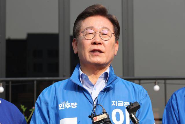 더불어민주당 이재명 대선 후보가 30일 오후 강원 원주시 원주행복마당에서 열린 유세를 마친 뒤 취재진들의 질문에 답하고 있다. 원주=고영권 기자