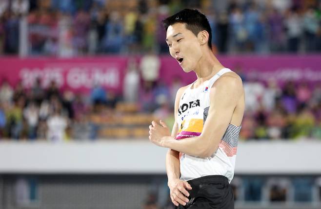 <yonhap photo-0078=""> 아쉬워하는 우상혁 (구미=연합뉴스) 김현태 기자 = 29일 오후 경북 구미시민운동장에서 열린 2025 아시아육상경기선수권대회 남자 높이뛰기 결선에서 우상혁(용인시청)이 2m33을 넘지 못한 뒤 아쉬워하고 있다. 2025.5.30 mtkht@yna.co.kr/2025-05-30 00:05:55/ <저작권자 ⓒ 1980-2025 ㈜연합뉴스. 무단 전재 재배포 금지, AI 학습 및 활용 금지></yonhap>