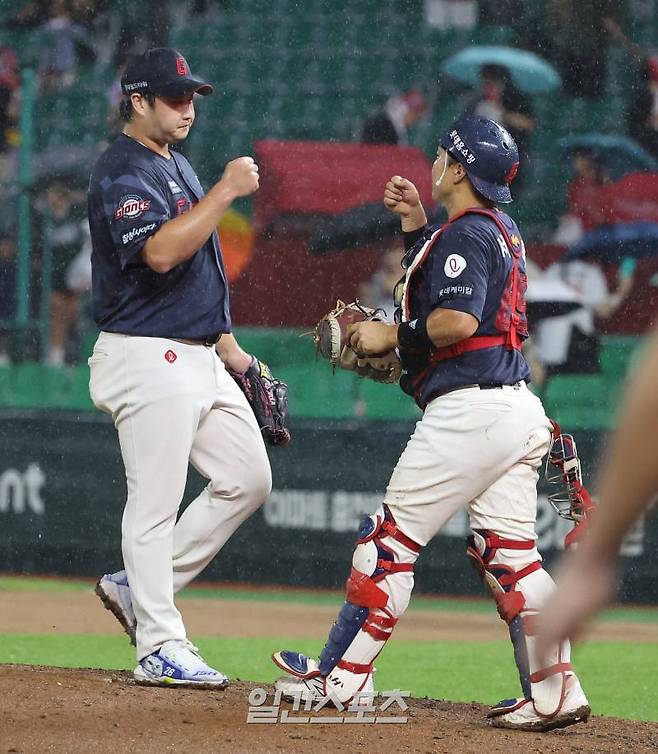 2024 KBO리그 프로야구 SSG랜더스와 롯데자이언츠의 경기가 11일 오후 인천SSG랜더스필드에서 열렸다. 10대 2로 승리한 롯데 진승현이 포수 서동욱과 자축하고 있다. 인천=김민규 기자 mgkim1@edaily.co.kr