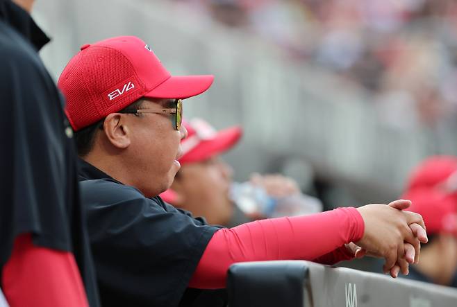 <yonhap photo-4046="">27일 광주기아챔피언스필드에서 열린 프로야구 키움 히어로즈와 KIA 타이거즈의 경기. KIA 이범호 감독이 1회초 수비를 지켜보고 있다. 2025.5.27 [연합뉴스]</yonhap>