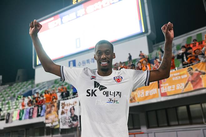 제주 이탈록 지난 27일 수원종합운동장에서 열린 수원FC전에서 승리한 뒤 원정 팬 앞에서 기념 사진을 촬영하고 있다. 사진=프로축구연맹