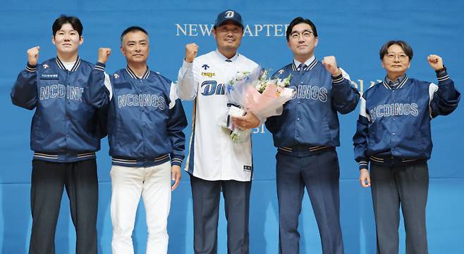 <yonhap photo-5320="">왼쪽부터 NC 주장 박민우, 공필성 2군 감독, 이호준 감독, 이진만 대표이사, 임선남 단장. 사진=연합뉴스</yonhap>