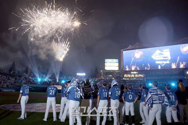 6일 오후 인천 SSG랜더스필드에서 열린 ‘KBO리그 올스타전’ 나눔 올스타가 4-2 승리했다. 경기종료후 화려한 불꽃이 경기장 하늘을 수놓고있다. 인천=정시종 기자 capa@edaily.co.kr /2024.07.06.