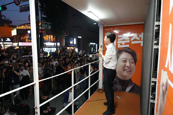 이준석 개혁신당 대선 후보가 29일 저녁 종로3가역 4번출구 앞에서 유세를 하고 있다. [사진=개혁신당]