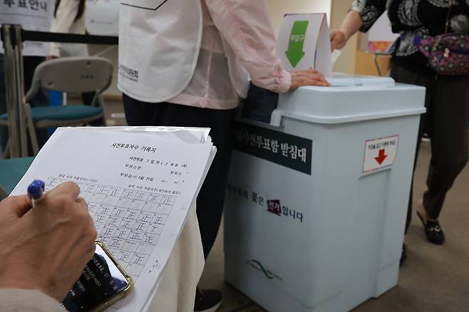 21대 대통령 선거 사전투표 둘째날인 30일 서울 서대문구 구 신촌동주민센터에 마련된 신촌동사전투표소에서 참관인이 사전 투표자 수를 기록하고 있다. 2025.5.30 [사진=연합뉴스]