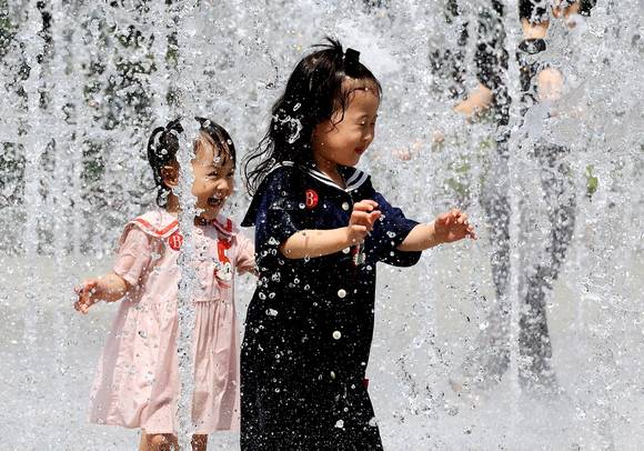 더운 날씨 속 서울 성동구 서울숲에서 어린이들이 분수 물줄기에 즐거워하고 있다. [사진=연합뉴스]