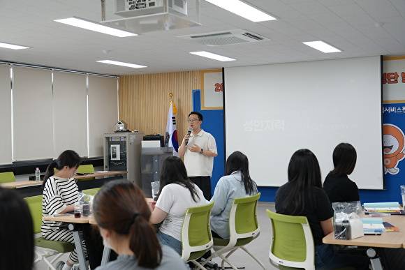 젠더발전소 허지원 대표가 ‘디지털 공간의 젠더폭력에 끼어드는 힘’을 주제로 특강을 펼치고 있다 [사진=대구행복진흥사회서비스원]