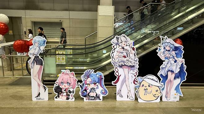 ▲ 곳곳에는 공식 굿즈 외에도 금손들의 2차 창작도 보인다