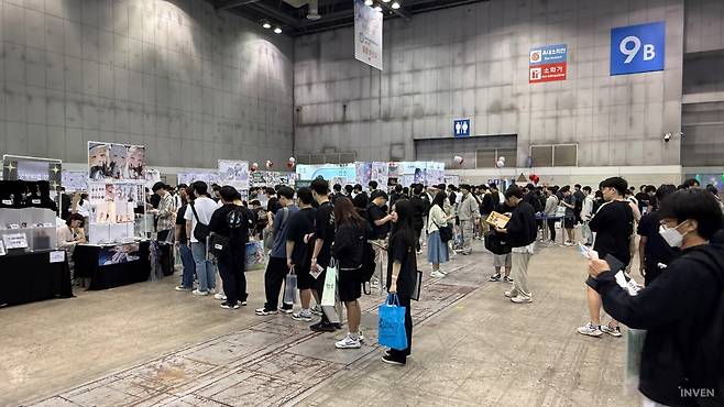 ▲ 단순히 보는 것을 넘어 실제로 2차 창작 굿즈도 구할 수 있으니 공식 굿즈를 샀다면 바로 순회 ㄱㄱ