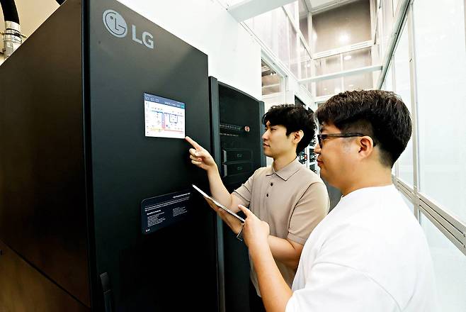 LG유플러스 직원이 LG전자의 냉각수 분배 장치를 테스트하고 있다 / 출처=LG유플러스