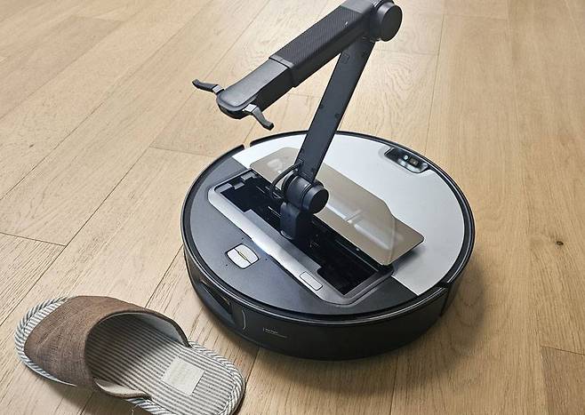 해당 구역의 청소를 마친 후, 로봇팔을 전개해 물건을 치운다 / 출처=IT동아