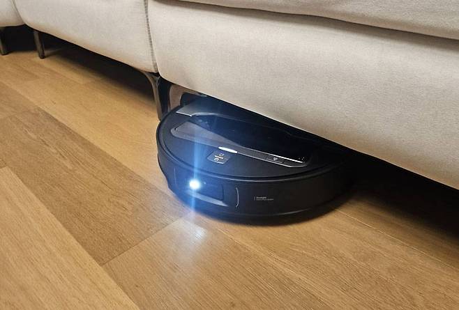 슬림한 본체 덕분에 소파 밑에도 잘 들어간다 / 출처=IT동아