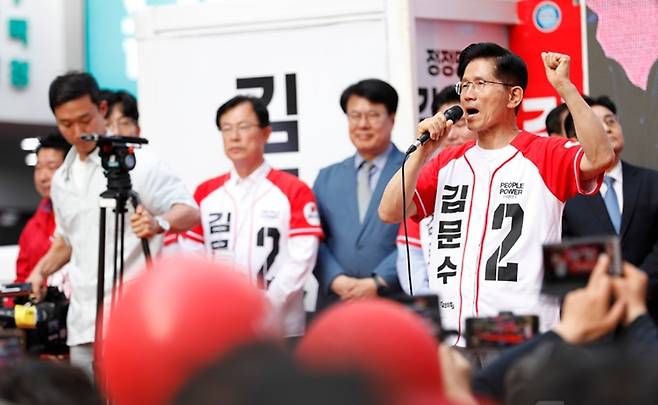 김문수 대선 후보가 29일 오후 경기도 안양시에 위치한 스타벅스 범계로데오점 앞에서 유세를 하고 있다. (국민의힘)