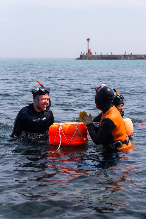 제주에서 해녀와 물질 체험을 하고 있는 애런 실버맨. [제주 푸드앤와인페스티벌 사무국 제공]