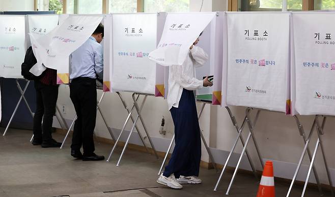 30일 오전 서울 서대문구 구 신촌동주민센터에 마련된 사전투표소에서 투표를 하고 있다. 뉴시스