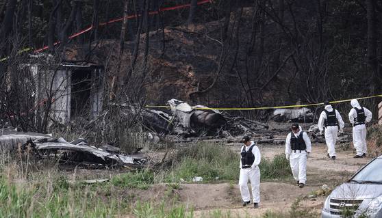 30일 경북 포항시 동해면 해군 초계기 추락 현장에서 해군 군사경찰이 현장을 통제하고 있다. 연합뉴스