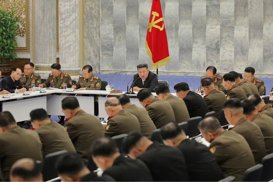 김정은 북한 국무위원장이 지난 28일 노동당 중앙위원회 본부청사에서 당 중앙군사위원회 제8기 제8차 확대회의를 주재하는 모습. 노동신문, 뉴스1