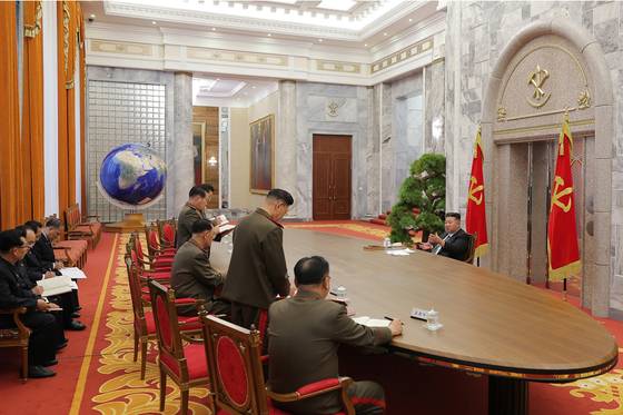 김정은 북한 국무위원장이 지난 28일 당 중앙군사위원회 회의에서 주요 군 간부들에게 지시를 내리는 모습. 노동신문, 뉴스1