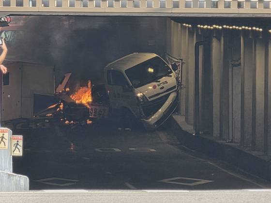 30일 오전 9시 12분쯤 서울 용산구 갈월지하차도에서 국민의힘 선거 유세 차량이 기운 뒤 뒤 불이 나는 사고가 발생했다. 독자제공