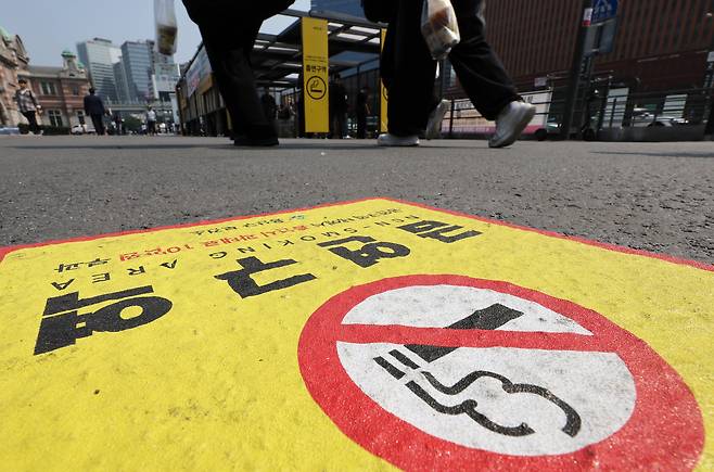 세계 금연의 날을 이틀 앞둔 29일 서울역 흡연실 인근 바닥에 금연구역 안내표시가 붙어 있다. 뉴스1