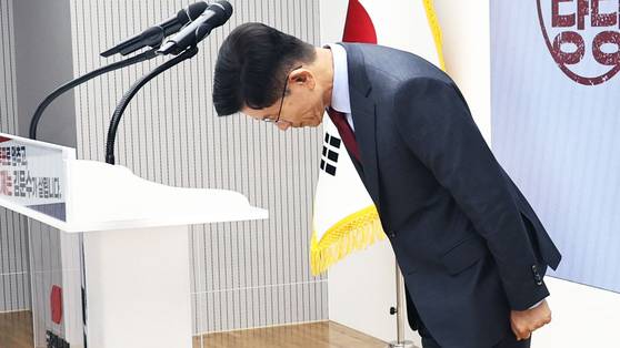 김문수 국민의힘 대선후보가 30일 서울 여의도 국민의힘 당사에서 대국민 호소문을 발표한 뒤 인사하고 있다. 임현동 기자