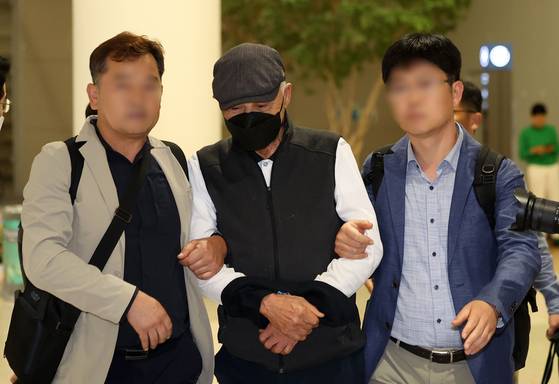 해외 도피로 조세포탈 재판에 불출석한 대주그룹 허재호 전 회장이 강제 구인 절차로 송환돼 지난 27일 인천국제공항을 통해 귀국, 압송되고 있다. 뉴시스