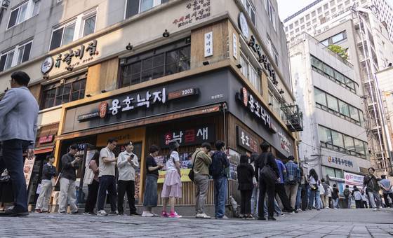 21대 대통령선거 사전투표 이틀째인 30일 오전 서울 중구 소공동 주민센터에 마련된 사전투표소가 회사 출근길에 투표하려는 시민들로 붐비고 있다. 연합뉴스