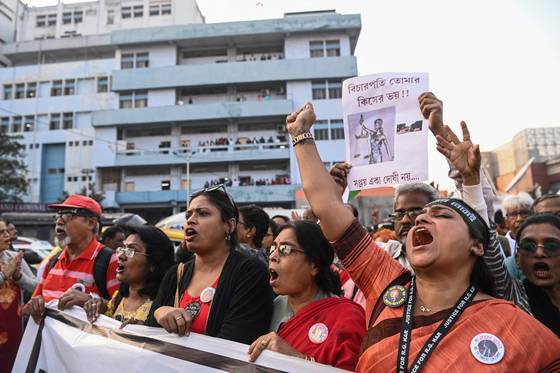 지난 1월 20일 인도 콜카타에서 여성 병원 수련의를 성폭행하고 살해한 사건에 항의하기 위해 사람들이 시위하고 있다. AFP=연합뉴스