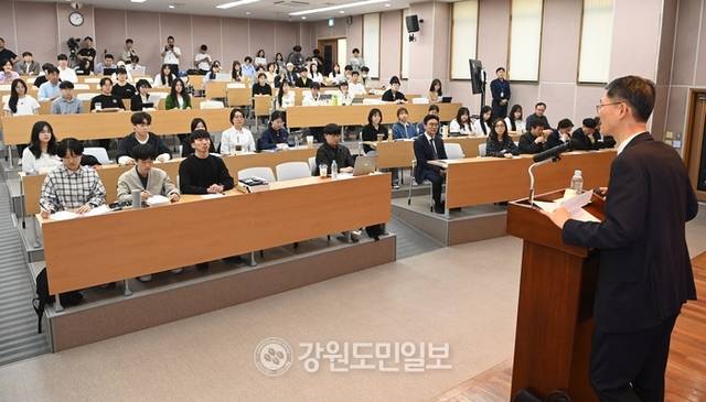 ▲ 문형배 전 헌법재판소장 권한대행은 30일 오후 강원대를 찾아 ‘법률가의 길’을 주제로 특강을 가졌다. 서영