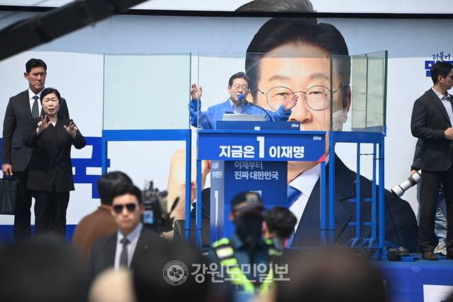 ▲ 이재명 더불어민주당 대선 후보가 30일 오후 춘천을 찾아 춘천역 광장에서 유세를 하고 있다. 방도겸 기자