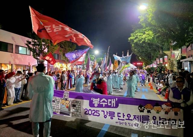 ▲ 강릉 단오제 신통대길 길놀이 참가팀들이 퍼포먼스를 펼치고 있다. 황선우 기자