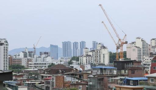 지난달 전국 준공 후 미분양(악성 미분양) 주택은 전월 대비 5.2% 늘어난 2만6422가구로 집계됐다. 서울 시내 모습. /한경DB