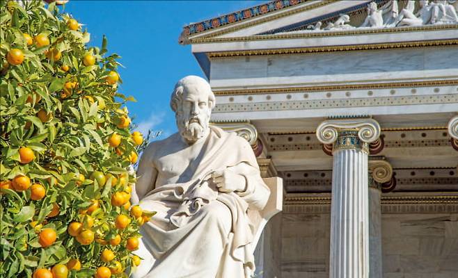 그리스 아테네 학술원 앞에 있는 플라톤 동상.  Getty Images Bank