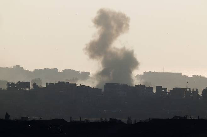 29일 가자지구에서 이스라엘이 벌인 것으로 추정되는 공습 이후 연기가 피어오르고 있다. 로이터연합뉴스