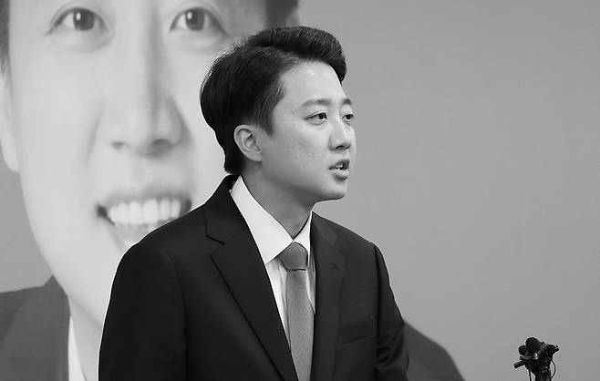 이준석 개혁신당 대선 후보가 29일 국회에서 긴급 기자회견을 열고 TV토론 성폭력 발언 파문과 관련해 반박하고 있다. 성동훈 기자