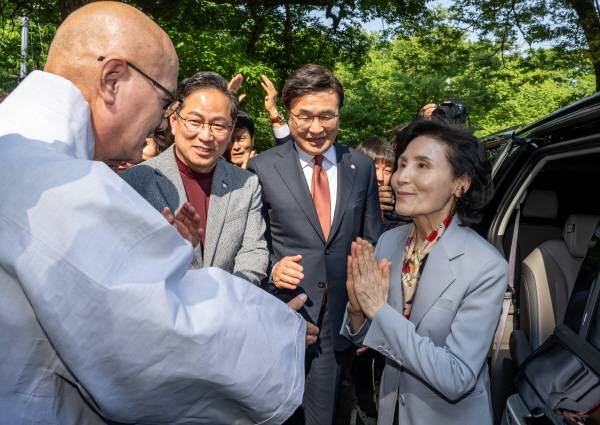 국민의힘 김문수 대선 후보의 부인 설난영 여사가 지난 26일 부산 금정구 범어사 안양암을 방문해 인사하고 있다. 이원준 기자 windstorm@kookje.co.kr